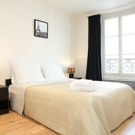 Eiffel Tower - Rue Cler Area Private Apartment Paris